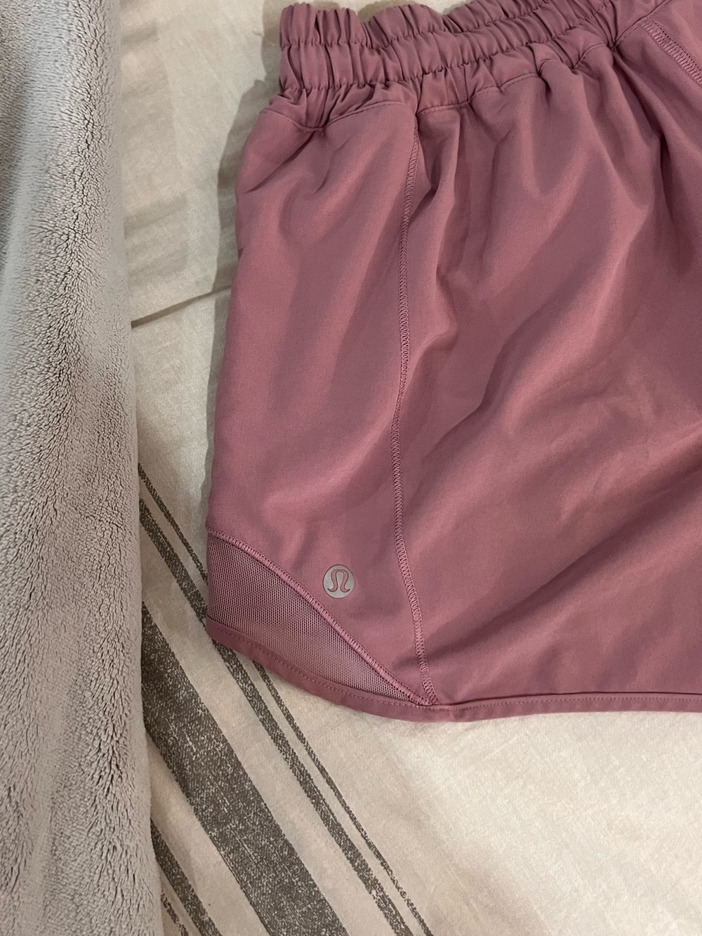 lululemon athletica Dusty Rose Hotty Hot lined shorts size 8 - Picture 2 of 5